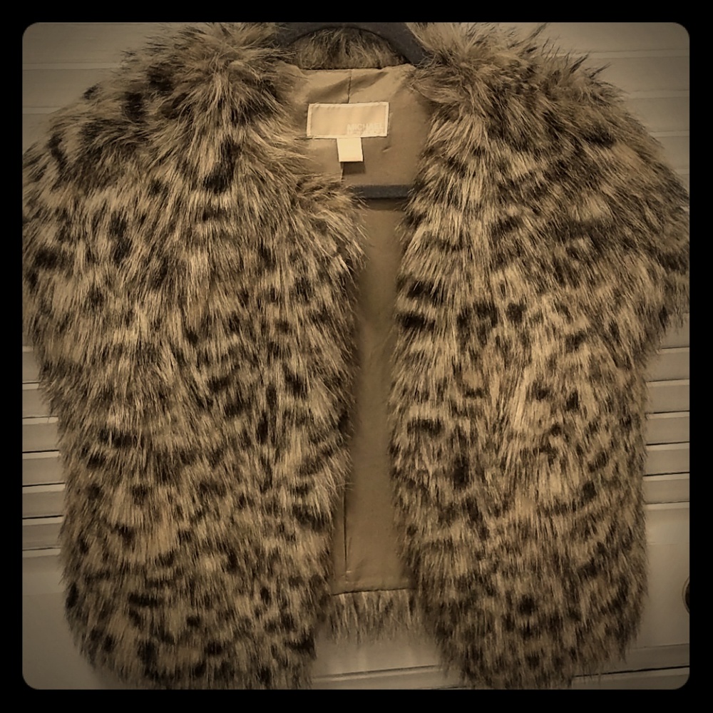 Cap sleeve faux fur vest